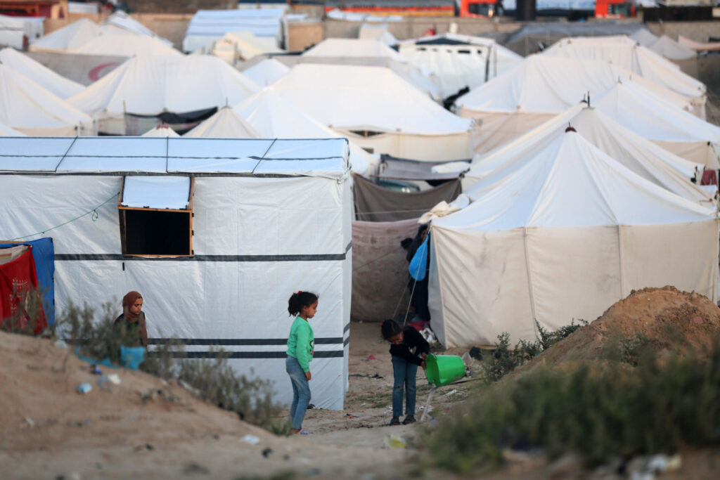 Fördrivna palestinier som lämnade med sina tillhörigheter från Rafah i södra Gazaremsan efter en evakueringsorder från den israeliska armén, anländer till Khan Yunis den 6 maj 2024