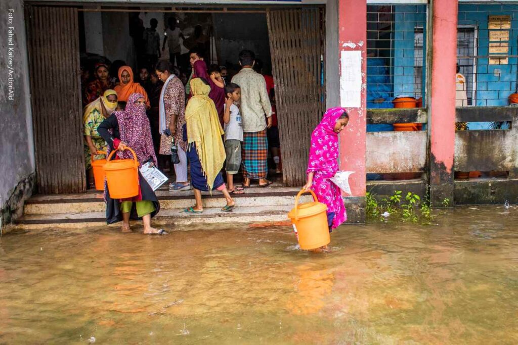 ActionAid delar ut livsnödvändig hjälp såsom mat, rent dricksvatten, hygienkit och mediciner till drabbade.