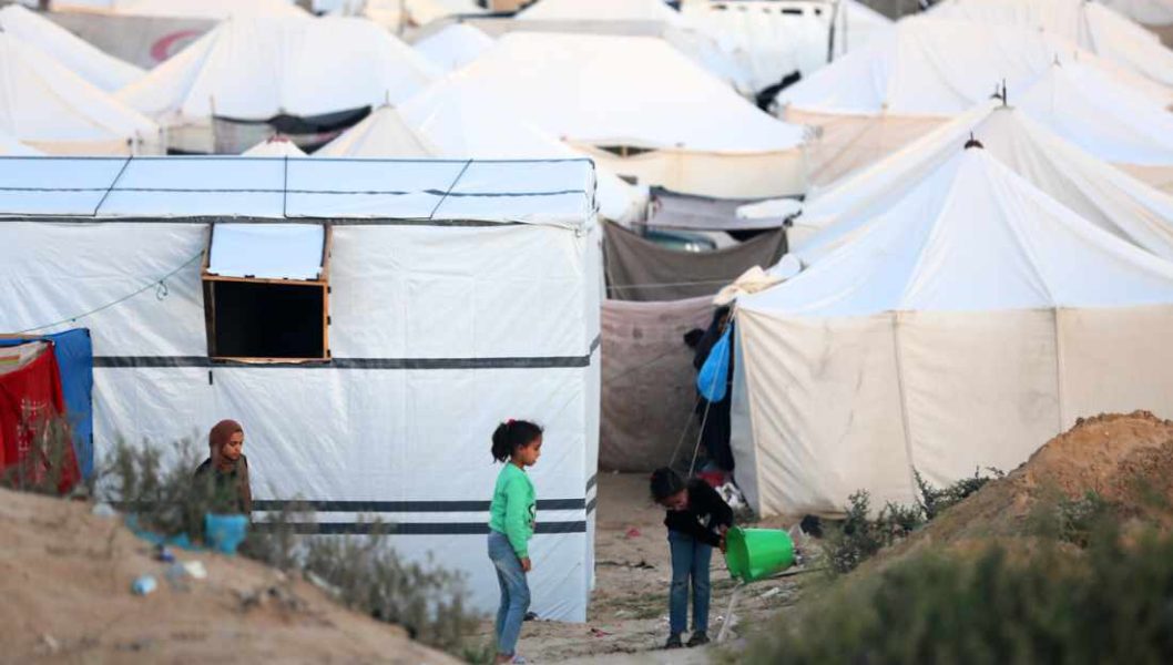 En mamma med sina döttrar i ett flyktingläger i Gaza, Khan Yunis. 070524